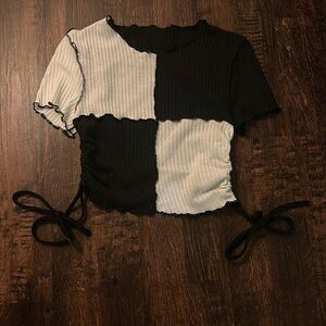 Black&White adjustable crop top.